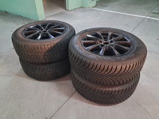 Llantas negras con neumaticos
