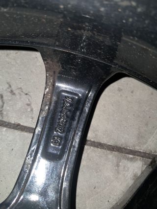 Llantas negras con neumaticos