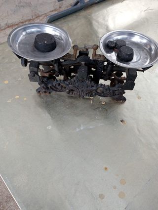 Lote antigüedades: balanza, cañón, tetera