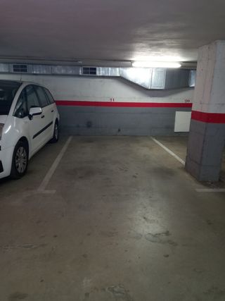 Se alquila plaza de parking, amplia.