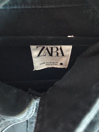 Cazadora vaquera Zara tachuelas negra