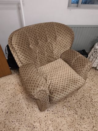 Sillón de tela beige y marrón