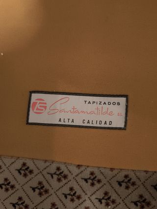 Sillón de tela beige y marrón