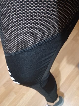 Mallas deportivas negras con detalles