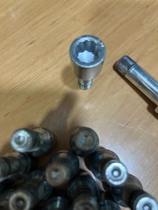 Tornillos llantas aleación apriete interno