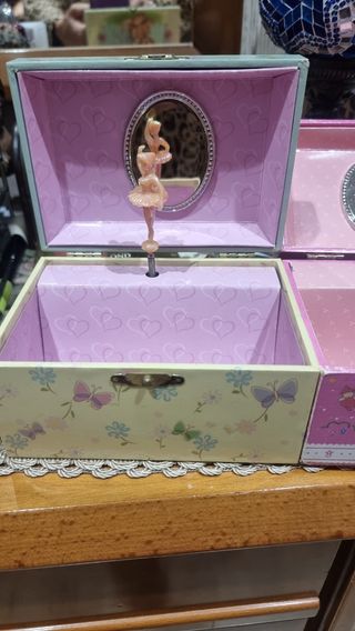 Dos joyeros con bailarina