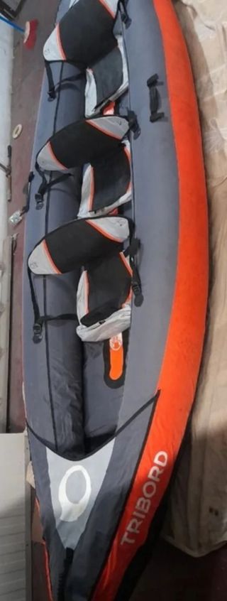 Kayak inflable gris y naranja