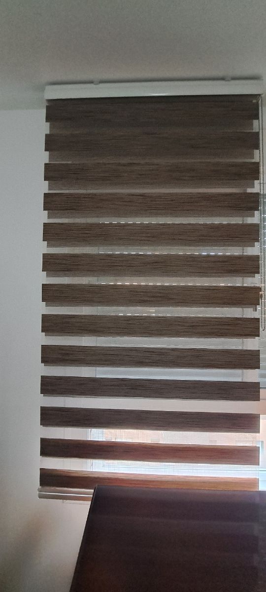 Estor enrollable noche/día con cadena marrón 