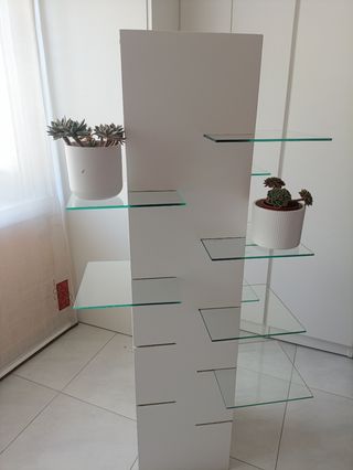 Torre madera con estantes de cristal