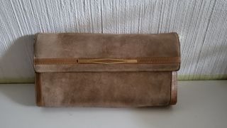 Bolso de mano beige y marrón