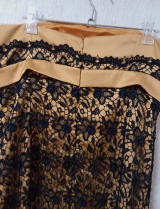Elegante vestido de encaje negro y dorado
