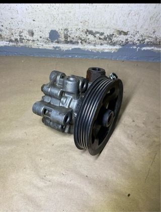 Bomba Dirección Toyota Avensis T25