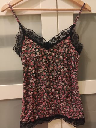 Camiseta floral con encaje negro