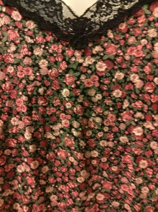 Camiseta floral con encaje negro