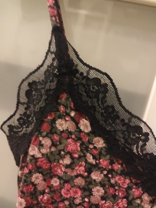 Camiseta floral con encaje negro