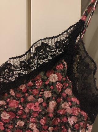 Camiseta floral con encaje negro