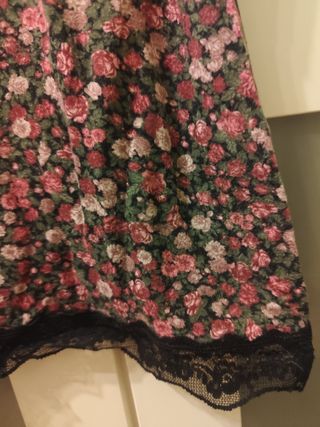 Camiseta floral con encaje negro