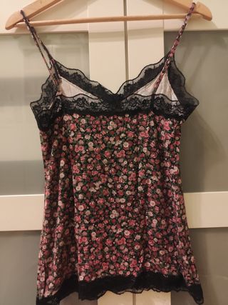 Camiseta floral con encaje negro