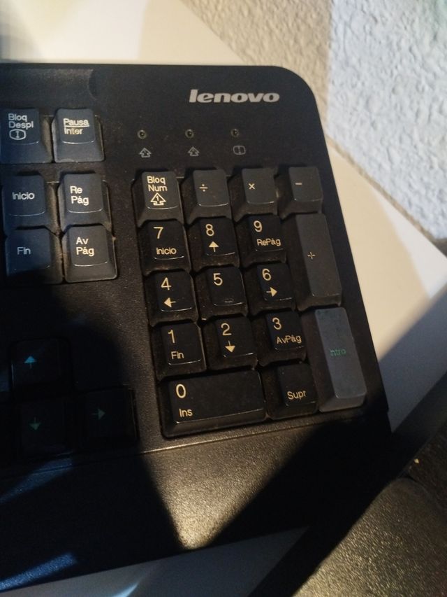 Teclado Lenovo Negro y Gris