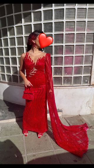 Vestido de fiesta rojo con pedrería