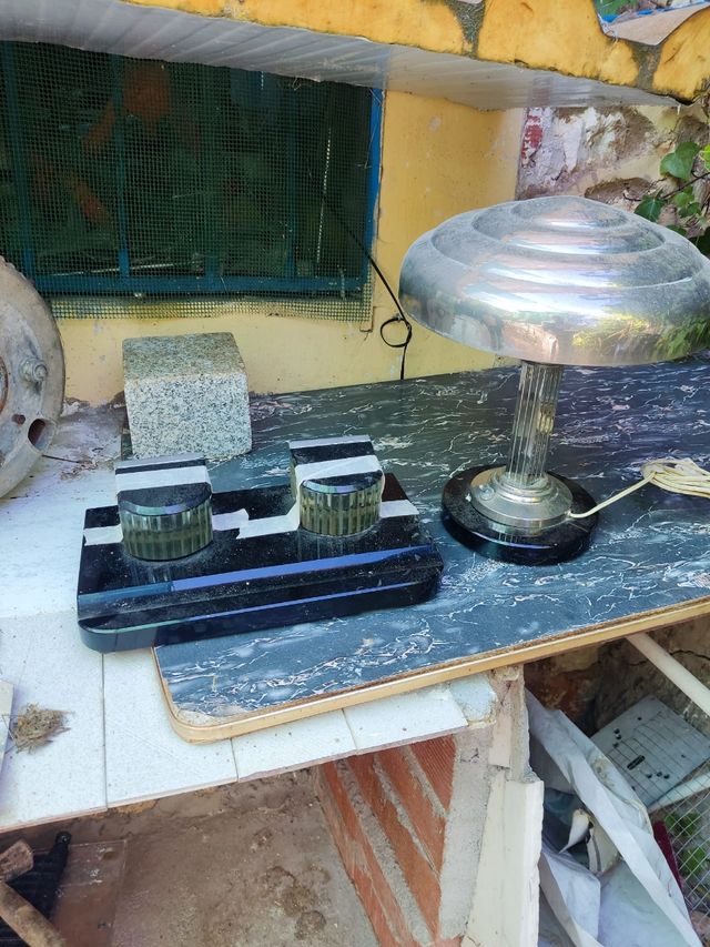 Escritorio y lámpara a juego