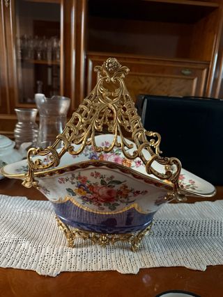 Fuente de porcelana dorado y flores