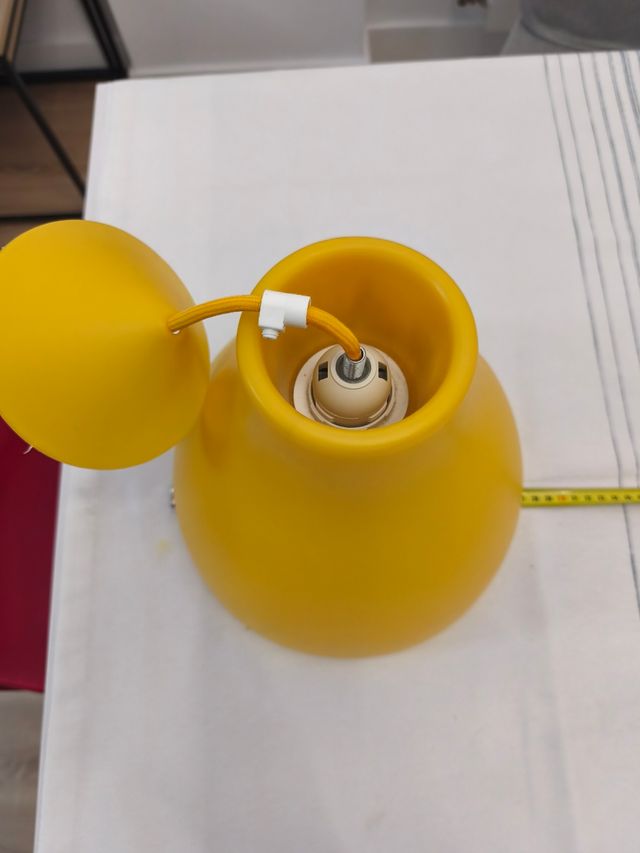 Lámpara de techo amarilla