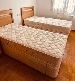 Dos arcones con sus dos colchones.