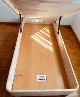 Dos arcones con sus dos colchones.