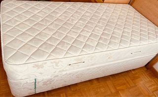 Dos arcones con sus dos colchones.