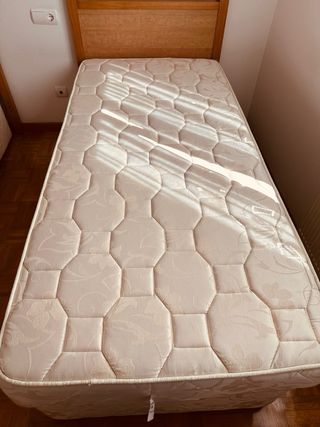 Dos arcones con sus dos colchones.