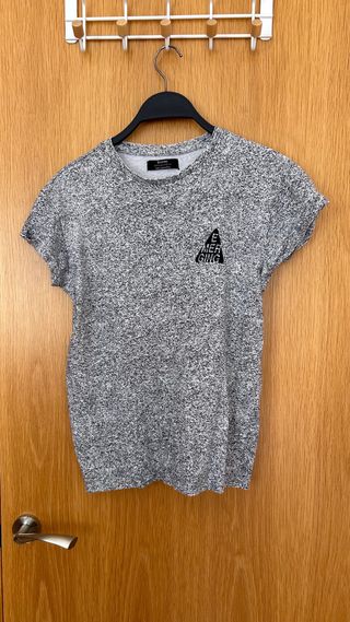 Camiseta Bershka gris 