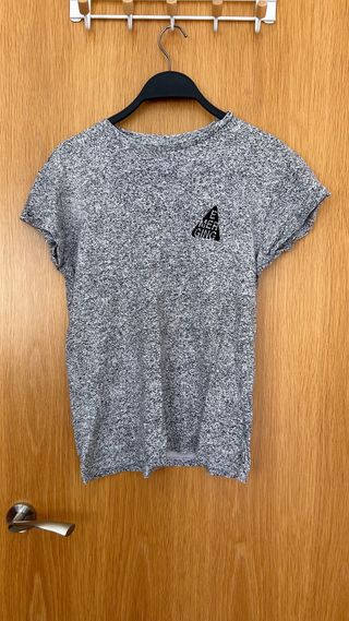 Camiseta Bershka gris 