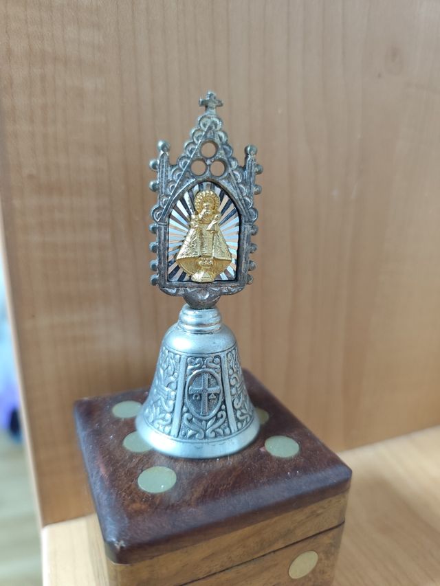 Campanilla religiosa con figura dorada