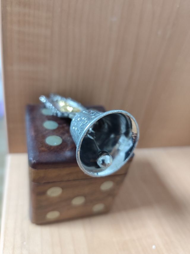 Campanilla religiosa con figura dorada