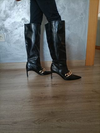 Botas negras altas de piel con tacón fino 