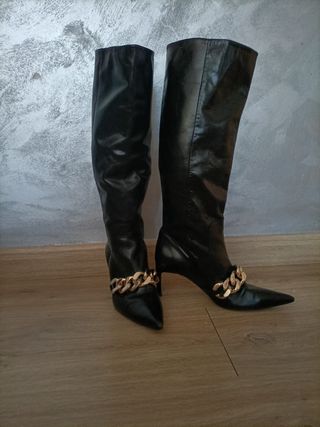 Botas negras altas de piel con tacón fino 
