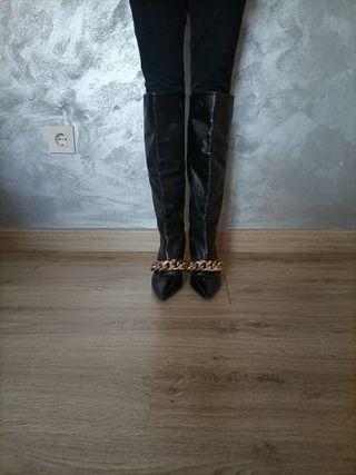 Botas negras altas de piel con tacón fino 