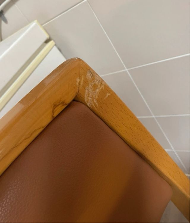 Sillas de madera y cuero marrón