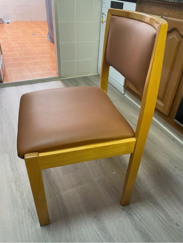 Sillas de madera y cuero marrón