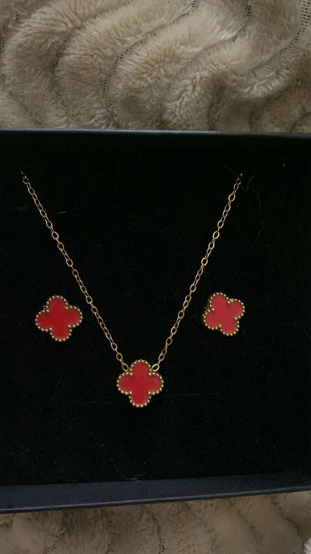 Conjunto collar y pendientes trébol rojo dorado