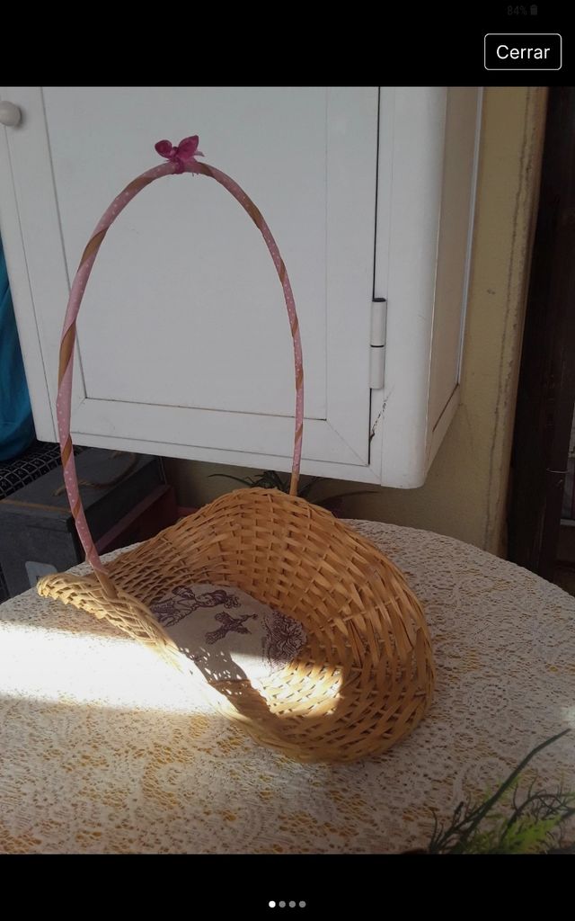 Cesta de mimbre con adorno floral