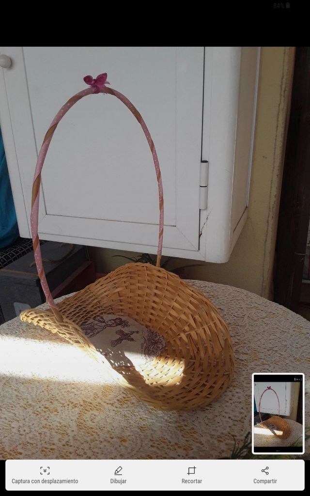 Cesta de mimbre con adorno floral