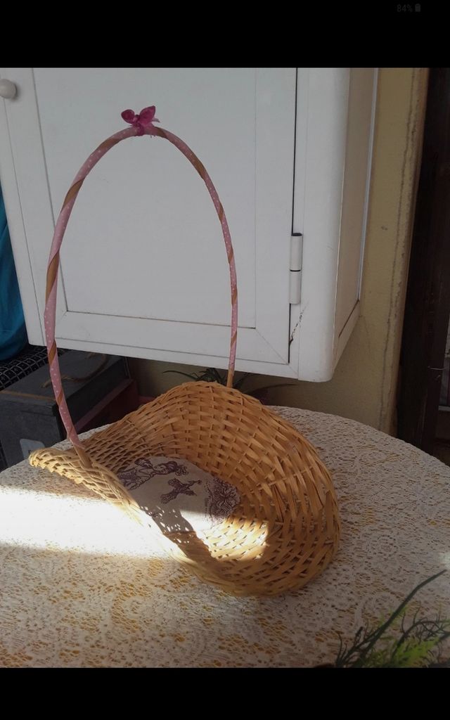 Cesta de mimbre con adorno floral