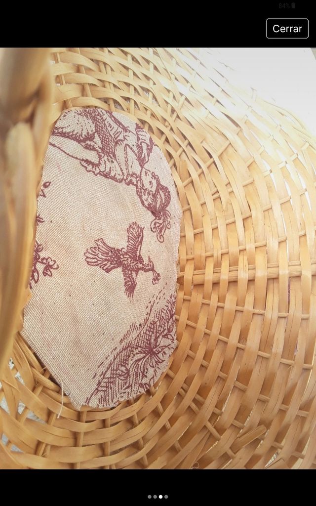 Cesta de mimbre con adorno floral