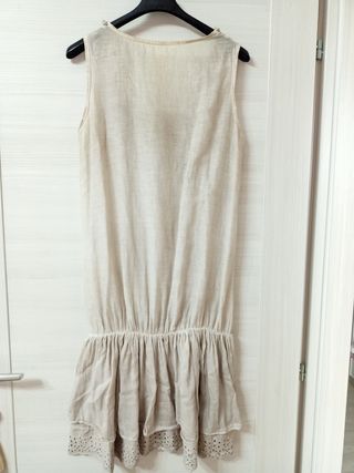 Vestito beige con rouches e bottoni