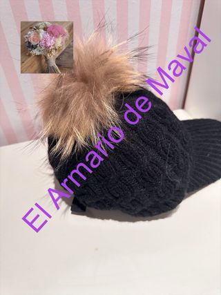Gorra negra con pompón de zorro