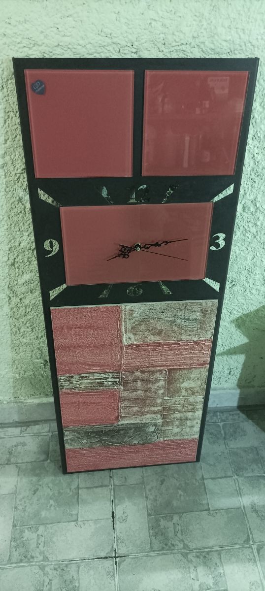 Reloj de pared moderno. Metal, cerámica y cristal.