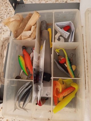 Caja de pesca con señuelos y accesorios