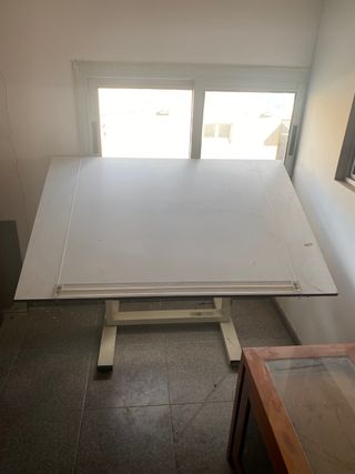 Mesa de dibujo técnico inclinable